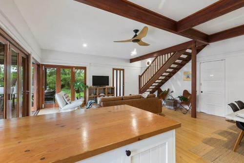 Garden Oasis-1 Min From The Beach & Pet Friendly!