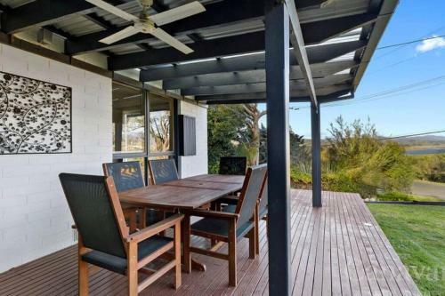 Relax In The Spa With Views Opposite Lake Eildon