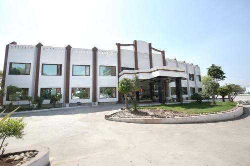 Capital O 12767 Hotel Grand Chinar