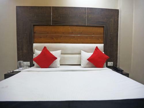 Collection O 81871 Hotel Ashray