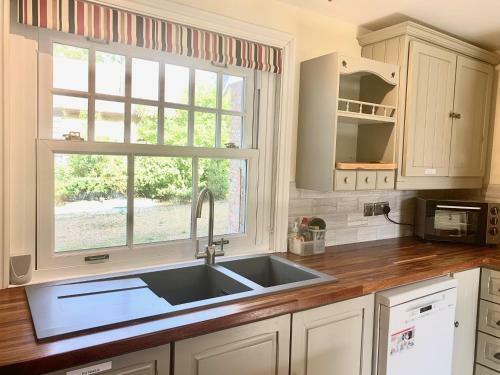 Stunning 6 Bedroom Farmhouse In Hellingly