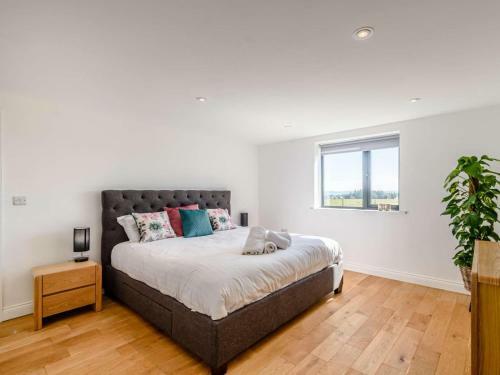 2-bed Modern Bungalow - Outstanding Country Views