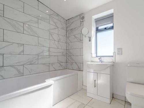 2-bed Modern Bungalow - Outstanding Country Views