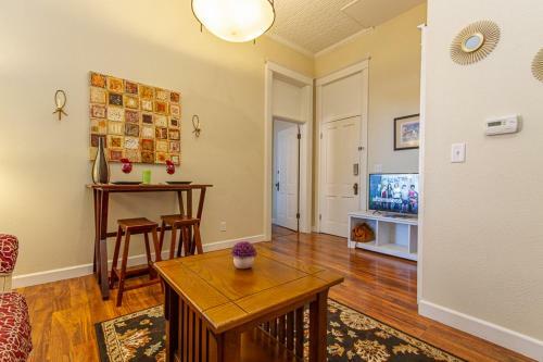 Updated Historic Apartment In Downtown Dubuque