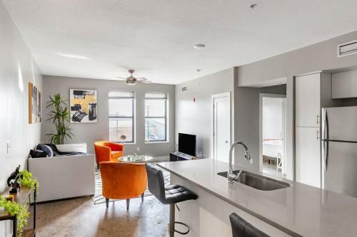 Apartamento ?best 2bdr Loft! Restaurant Attached? Walk To Mass