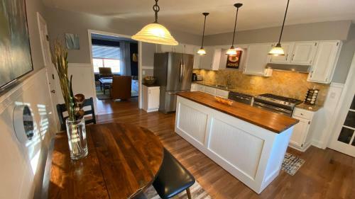 Here It Is! Cool Cape Cod-3 Br-2.5 Bath-12 Guests