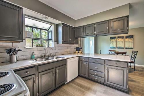 Modern Townhome With Fireplace Near Stoll Park