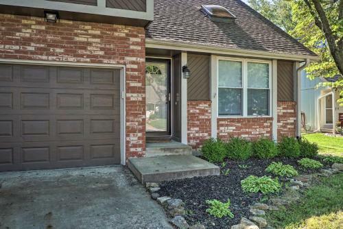 Modern Townhome With Fireplace Near Stoll Park