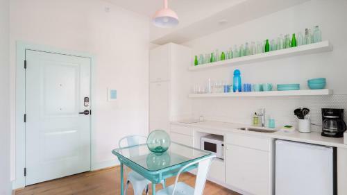 Apartamento Pickle Factory Soda Pop Whimsical Fun Studio