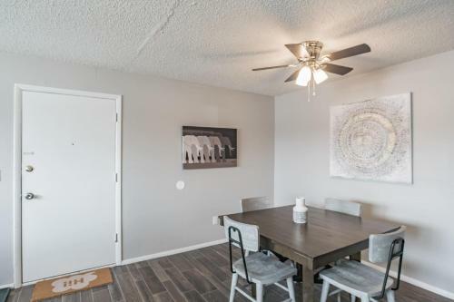 Apartamento Comfortable Getaway In Wichita W Pool