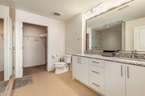 Apartamento Elegant 2br Condo With Sky Pool By Cozysuites