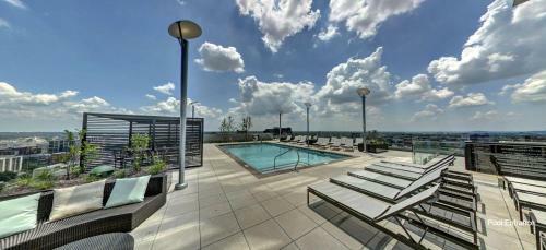 Apartamento Elegant 2br Condo With Sky Pool By Cozysuites