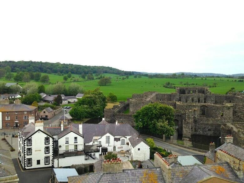 Hostal Castle Court