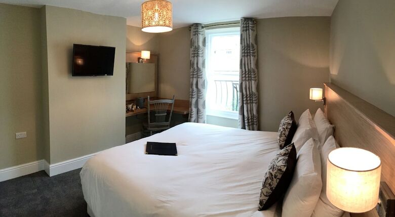 Hostal Castle Court