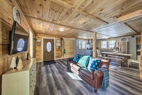 Gorgeous Cabin-style Home Near Rangeley Lake!