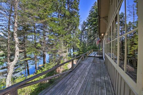 Cozy Cottage On Cat Cove With Wraparound Deck!