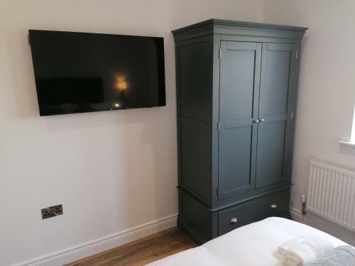 Lovely 3-bed Cabin In Meigh