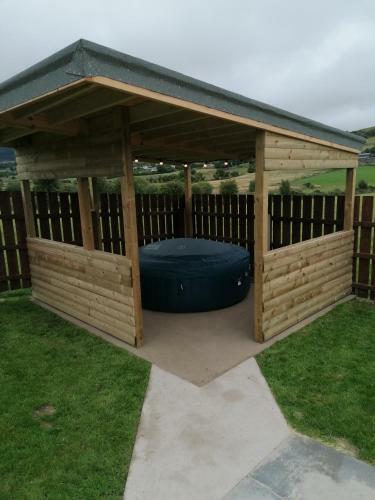 Lovely 3-bed Cabin In Meigh