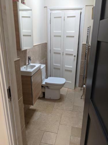 Beautiful Large 4-bed House Close To Celtic Manor