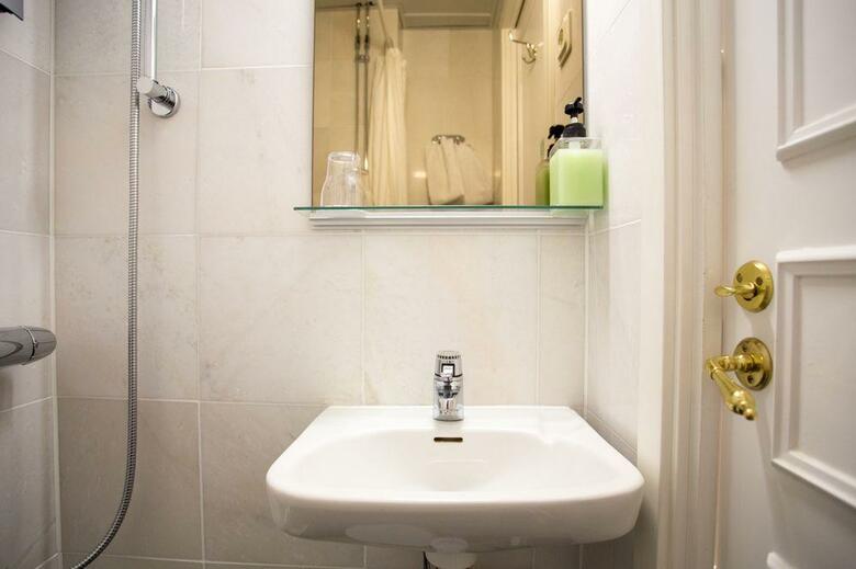 Crystal Plaza Hotel