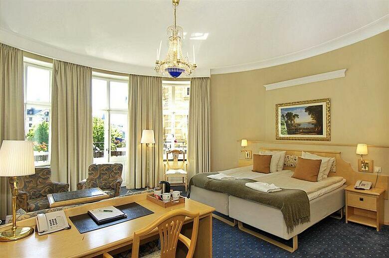 Crystal Plaza Hotel