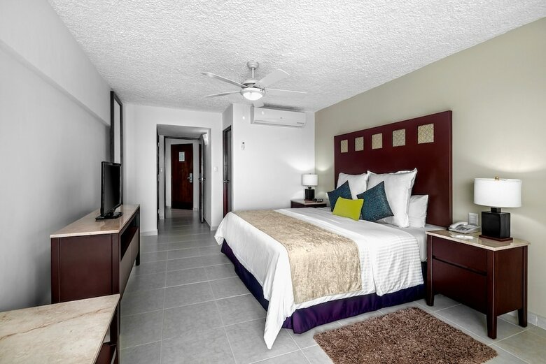 Hotel El Cid La Ceiba Beach