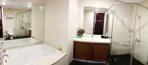 Asahi Luxstay - Royal City Apartment