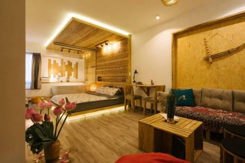 Apartamento Lotushomestayhanoi - Wood & White