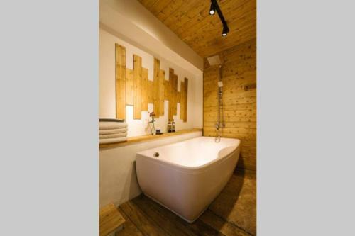 Apartamento Lotushomestayhanoi - Wood & White