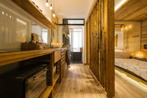 Apartamento Lotushomestayhanoi - Wood & White