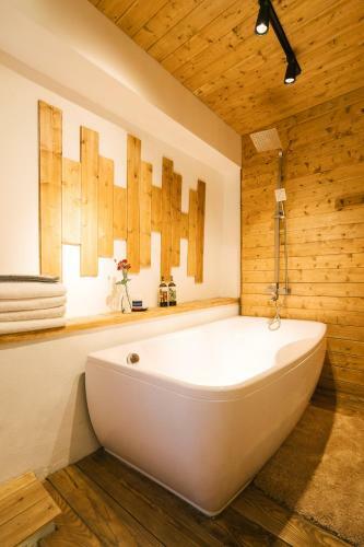 Apartamento Lotushomestayhanoi - Wood & White