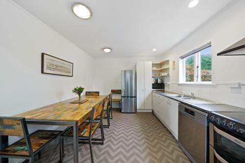 Coastal Treasure - Waikanae Beach Holiday Home
