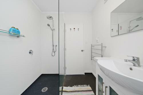 Coastal Treasure - Waikanae Beach Holiday Home
