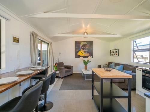 Walk To The Water - Whangamata Holiday Home