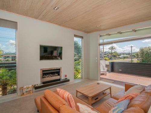 Castaway Bach - Whangamata Holiday Home