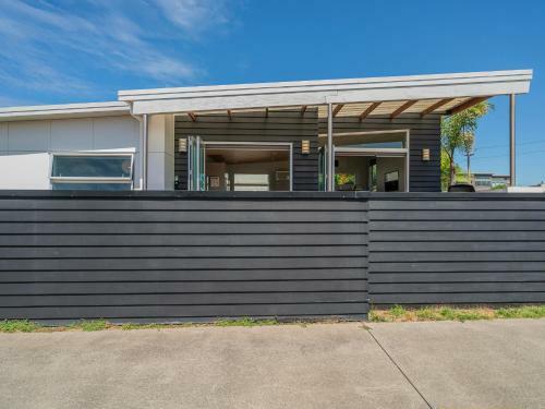 Castaway Bach - Whangamata Holiday Home