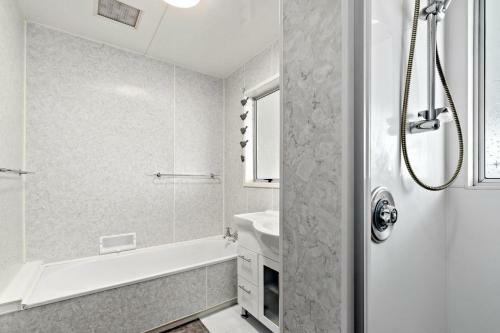 Moreton View - Gisborne Holiday Home