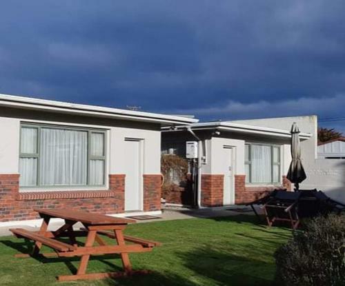 469 On Thames Motel