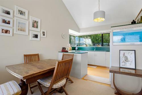 Sun Baked Akaroa Views - Akaroa Holiday Home