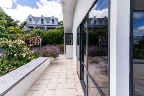 Sun Baked Akaroa Views - Akaroa Holiday Home