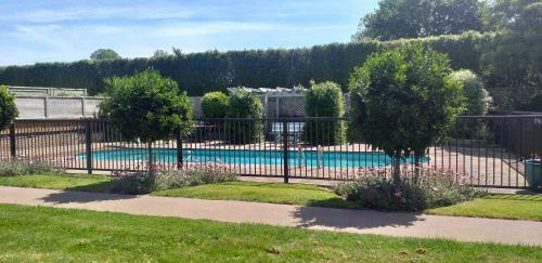 Hostal The Pool House, Romantic Country, King Bed