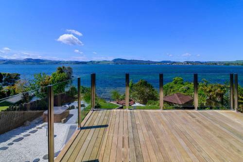 Villa Luxury Lakeside Retreat