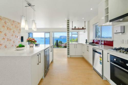 Villa Luxury Lakeside Retreat
