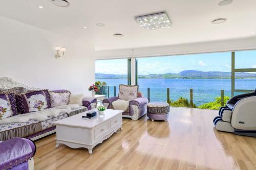 Villa Luxury Lakeside Retreat