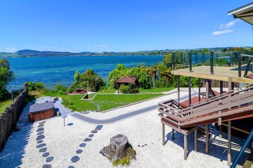 Villa Luxury Lakeside Retreat