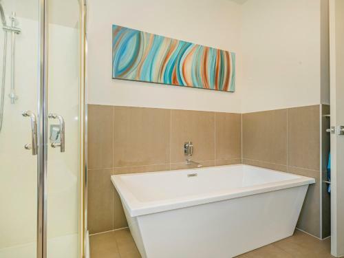 Matarangi Villa On Golf Course - Matarangi Holiday Home