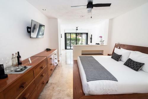 Casa Del Jaguar Beach Hotel