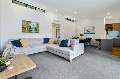 Bright, Modern, Plush - Brand New Townhouse