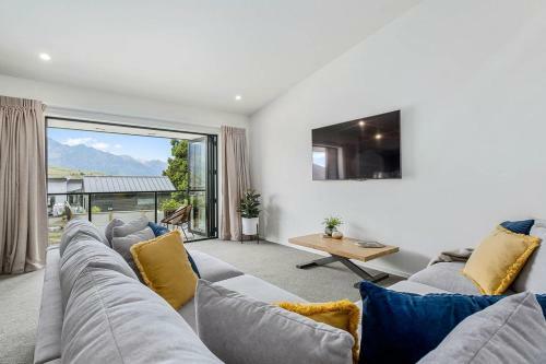 Bright, Modern, Plush - Brand New Townhouse