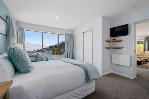Magnificent Apartment With Great Views!
